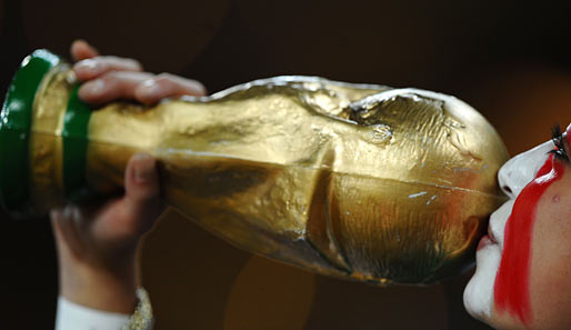Die WM-Trophäe ist 36,8 cm hoch, wiegt 6175 g und besteht aus 18-karätigem Gold