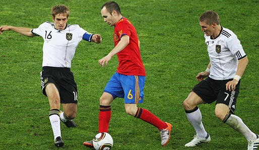 Philipp Lahm (l.) und Bastian Schweinsteiger (r.) stehen mit Andres Iniesta (M.) im WM-All-Star-Team