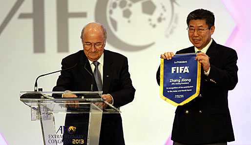 Sepp Blatter (l.) und der ehemalige AFC-Präsident Zhang Jilong beim Kongress in Kuala Lumpur
