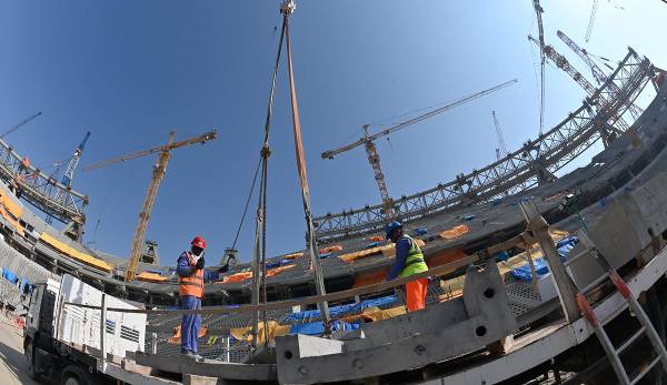 Arbeiter auf der Baustelle eines der WM-Stadien in Katar (Beispielfoto aus 2019).
