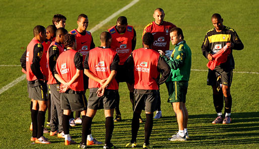Alles hört auf sein Kommando: Carlos Dunga (grüne Trainingsjacke) gibt bei Brasilien den Ton an