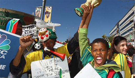 Schon Stunden vor dem Auftaktmatch der WM 2010 regiert in Johannesburg das Fußball-Fieber