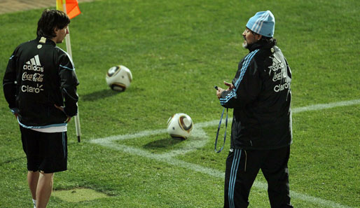 Zwei Helden des argentinischen Fußballs: Trainer Diego Maradona (r.) und Weltstar Lionel Messi