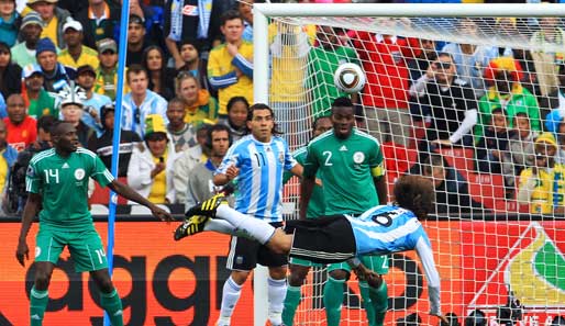 Gabriel Heinze erzielt hier das 1:0 für Argentinien gegen Nigeria