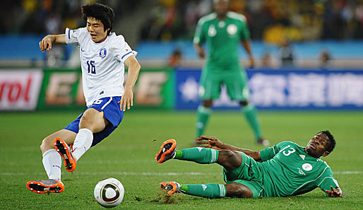 Nigerias Yussuf Ayila (r.) mit einem Tackling gegen Ki Sung-Yueng von Südkorea