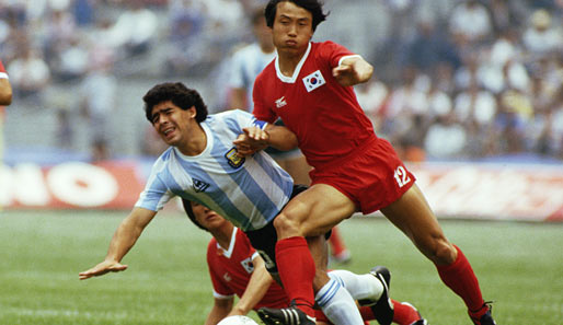 Diego Maradona (l.) hatte 1986 im Spiel gegen Südkorea einen schweren Stand