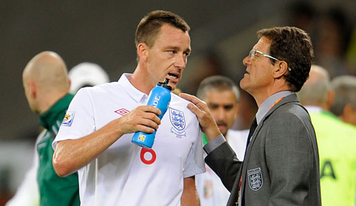 Während der Partie gegen Algerien noch im Dialog: John Terry (l.) mit Trainer Fabio Capello