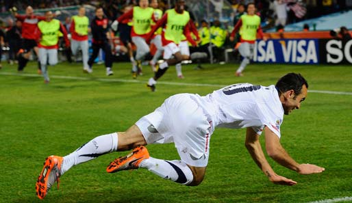 Landon Donovan bejubelt seinen Treffer gegen Algerien. Die Kollegen kommen zum Jubeln