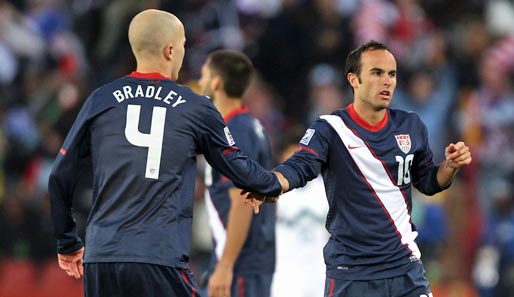 Bradley und Donovan (r.) brauchen gegen Algerien einen Sieg, um sicher weiterzukommen