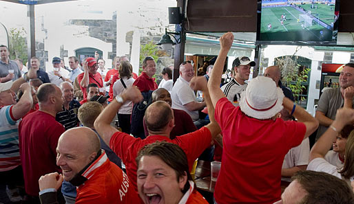 Englische Fans bejubeln die deutsche Niederlage