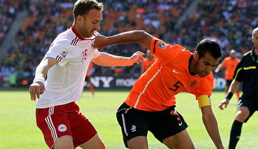 Giovanni van Bronckhorst (r.) absolvierte gegen Dänemark sein 100. Spiel für die Oranjes