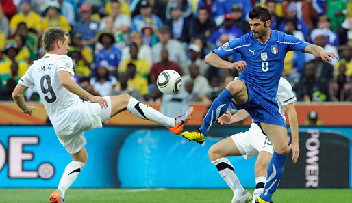 Torschützen unter sich: Neuseelands Smeltz (l.) traf zum 1:0, Italiens Iaquinta machte das 1:1
