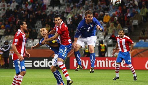 Mit tollem Timing düpiert Alcaraz Cannavaro und De Rossi und markiert Paraguays Führung