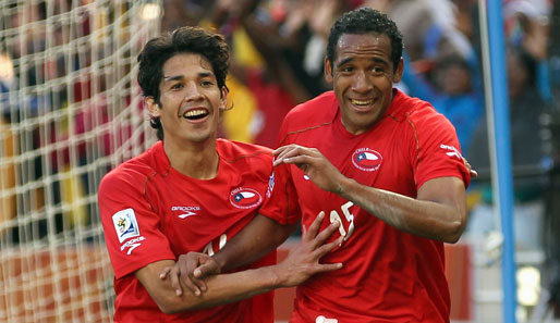 So sehen Sieger aus: Beausejour (r.) und Fernandez bejubeln Chiles Siegtreffer