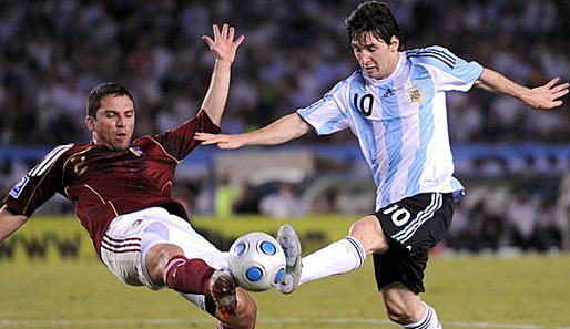 Argentiniens Lionel Messi (r.) machte in der 25. Minute das 1:0 und leitete das 2:0 ein