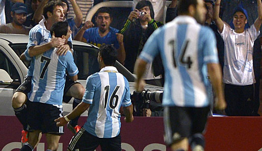 Weltfußballer Lionel Messi (l.) traf für Argentinien gegen Uruguay doppelt
