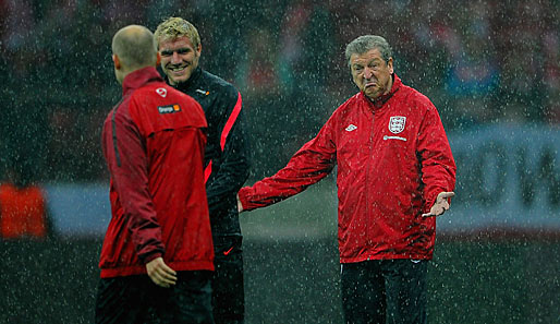 Starker Regenfall und unbespielbarer Platz in Polen. Roy Hodgson (r.) sah das offensichtlich genauso
