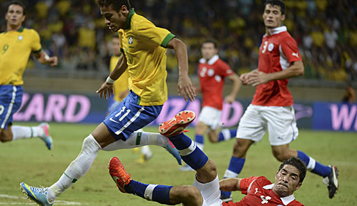 Jungstar Neymar (l.) avanciert im Testspiel gegen Chile zum brasilianischen Buhmann