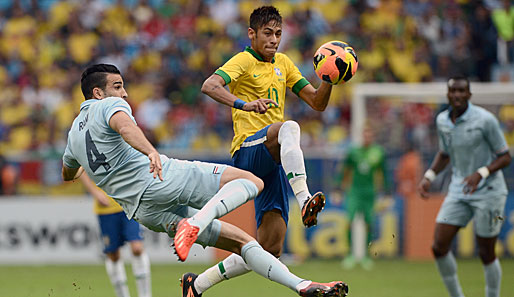 Der Franzose Adil Rami (l.) im Zweikampf mit Neymar