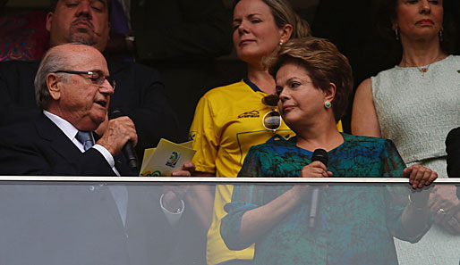 Dilma Rousseff (r.) garantiert den Ivestoren Rückzahlungen