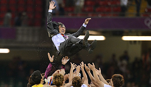 Hong Myung-Bo wird nach dem Gewinn der Olympia-Bronzemedaille in London gefeiert