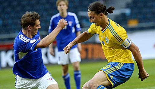 Zlatan Ibrahimovic (r.) erzielte beide Tore für Schweden gegen die Färöer