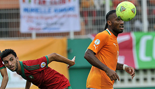 Didier Drogba (r.) sicherte der Elfenbeinküste das Remis gegen Marokko