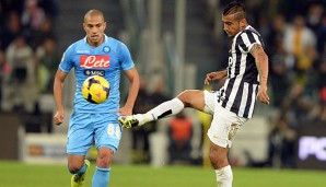 Arturo Vidal (r.) liegt mit Juventus nur einen Punkt hinter Serie-A-Spitzenreiter AS Roma