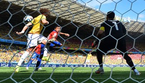 Tor für Brasilien! David Luiz (l.) und Gonzalo Jara bugsieren den Ball über die Linie