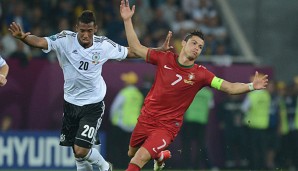 Mimik und Gestik: Bei der EM 2012 schaltete Jerome Boateng den entnervten Cristinao Ronaldo aus