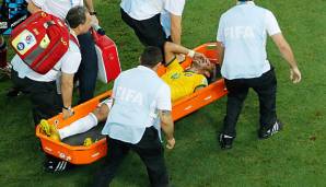 Neymar musste nach dem Foul von Juan Zuniga mit einer Trage vom Platz gebracht werden.
