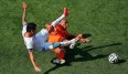 Kampf war Trumpf zwischen Holland und Chile. Hier grätschen Aranguiz und de Jong um den Ball