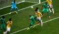 Das 1:0 für Kolumbien: James Gutierrez gewinnt das Kopfballduell mit Didier Drogba
