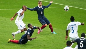 Dieses Foulspiel von Palacios (l.) an Pogba führte zum Elfmeter für Frankreich