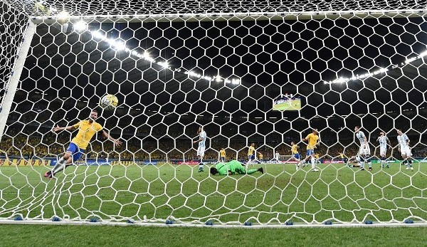 Philippe Coutinho erzielte die Führung für Brasilien gegen Argentinien