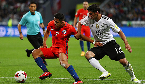Deutschlands Stindl versucht Chiles Superstar Sanchez den Ball abzunehmen