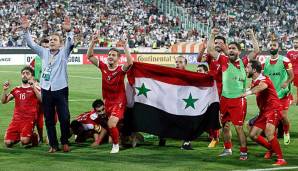 Syriens Nationalmannschaft feiern nach dem Spiel gegen den Iran mit ihren Fans