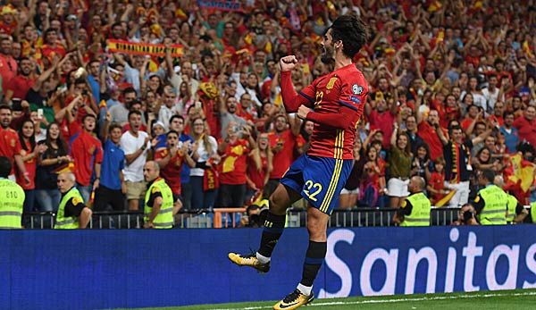 Isco jubelt während eines WM-Qualifikationsspiels mit Spanien
