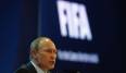 Ein Bild mit Symbolcharakter: Der mächtige russische Präsident Wladimir Putin vor einem riesigen FIFA-Emblem