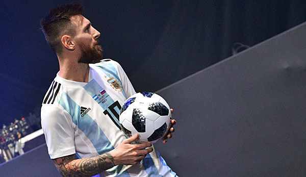 Argentinien-Star Lionel Messi präsentierte den Telstar 18.