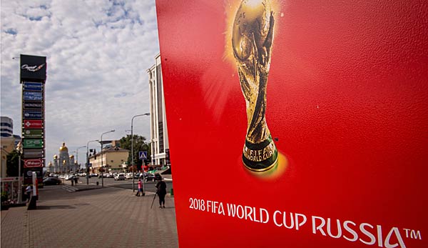 Das offizielle Zeichen der Fußball-WM 2018 in Russland auf einem Plakat
