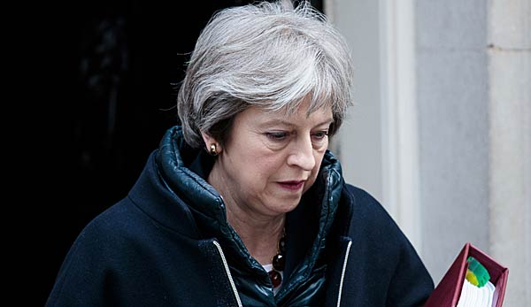Wie Premierministerin Theresa May am Mittwoch mitteilte, sollen weder Regierungsmitglieder noch Vertreter des Königshauses zur Endrunde reisen.