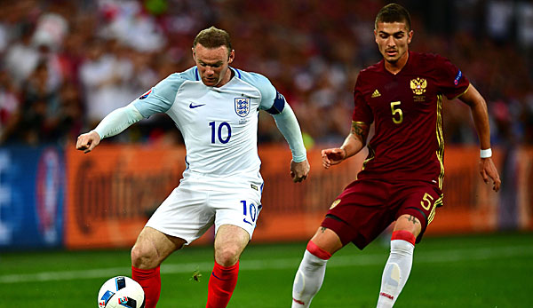 Lief bereits bei der EM 2016 für Russland auf: Der Ex-Schalker Roman Neustädter, hier im Zweikampf mit Wayne Rooney.