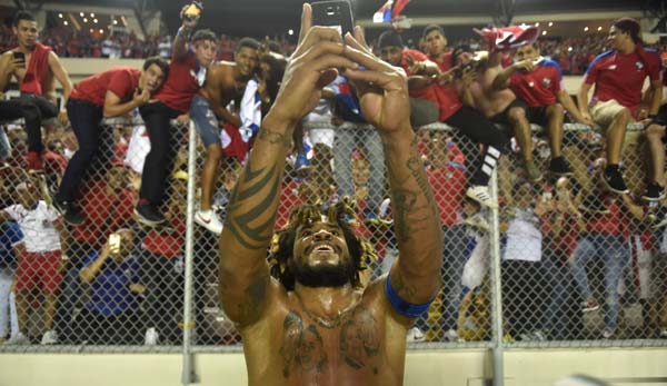 Roman Torres schickte mit seinem Treffer Panama zur WM und feierte anschließend mit den Fans.