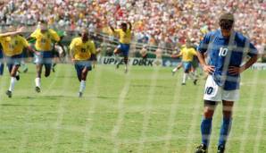 3. Brasilien - Bilanz: 3:1. 1986 3:4 gegen Frankreich (VF), 1994 3:2 gegen Italien (F), 1998 4:2 gegen Niederlande (HF), 2014 3:2 gegen Chile (AF). Foto: Italiens Superstar Roberto Baggio versemmelt, Brasilien ist Weltmeister 1994.