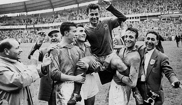 Die Franzosen bejubeln den dritten Platz 1958 und Torschützenkönig Just Fontaine.
