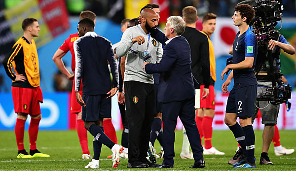 Thierry Henry und Didier Deschamps unterhalten sich nach dem WM-Halbfinale zwischen Frankreich und Belgien.
