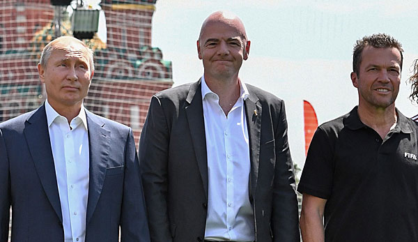 Lothar Matthäus posiert mit Wladimir Putin und Gianni Infantino auf dem roten Platz in Moskau.