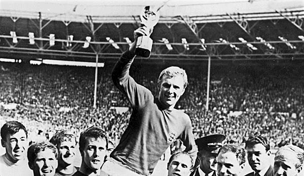 Bis 1970 wurde der alte WM-Pokal genutzt - hier jubelt England 1966 über den Titel.