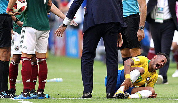 Neymar leidet nach einem Tritt von Miguel Layun.